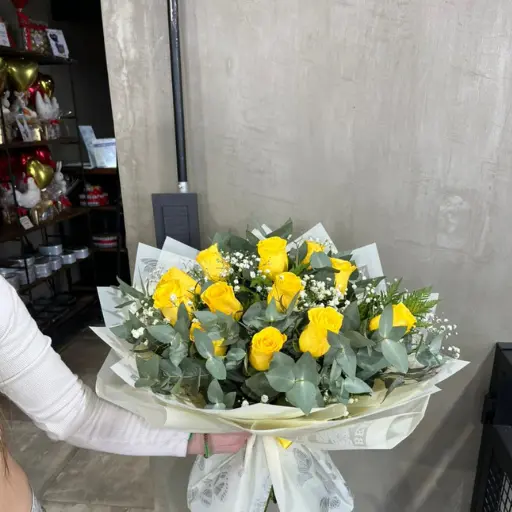 Ramo de 12 rosas amarillas con papel coreano